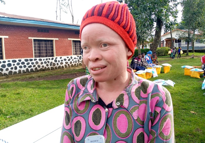 Jacqueline Nyirabasabose wo mu Murenge wa Cyuve, yahawe amabati 30, umufuka w'ibiro 25 by'umuceri hamwe n'agafuka ka kawunga