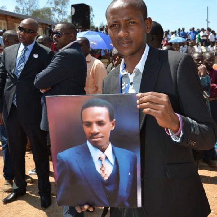 Kayinamura ufite ifoto ya se ushyinguye mu Rwibutso rwa Kabgayi avuga ko Inkotanyi zamurokoye yarabuze uko agera Kabgayi