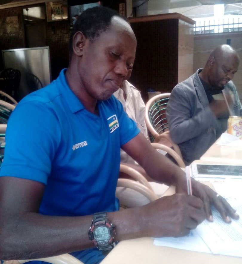 Kayiranga Baptiste yashyize umukono ku masezerano y