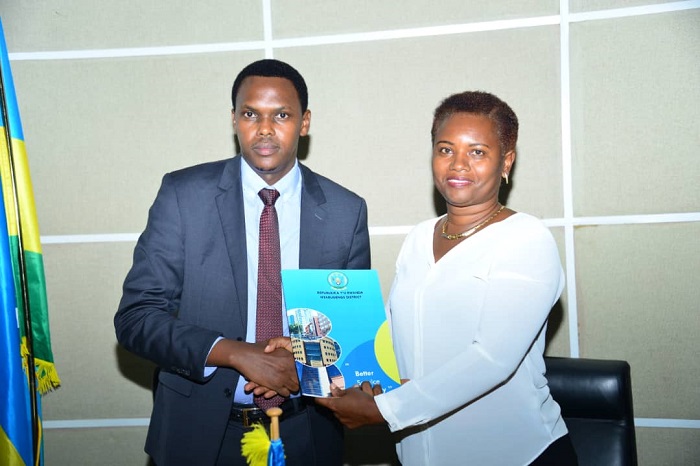 Kayisime Nzaramba wayoboye Akarere ka Nyarugenge yakoze ihererekanyabubasha na Ngabonziza Emmy wagizwe Umuyobozi nshingwabikorwa wako