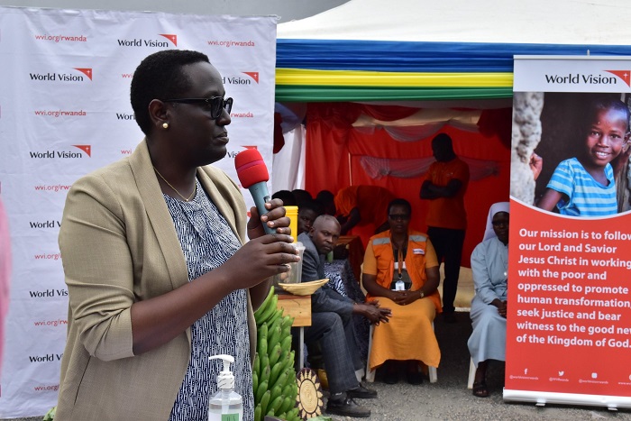 Minisitiri Kayisire yasabye abaturage kwibuka guhinga ibihingwa bifata ubutaka