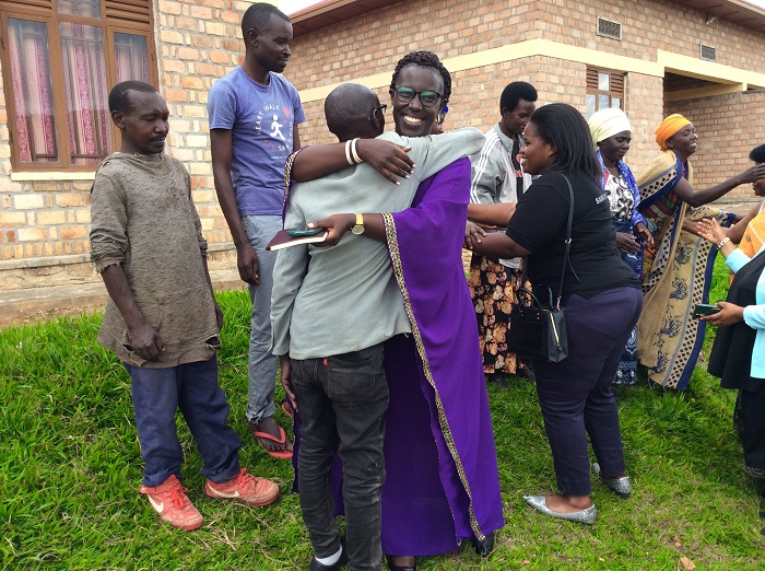 Meya Kayitare yasabanye n'abatujwe muri Kabingo abihanganisha