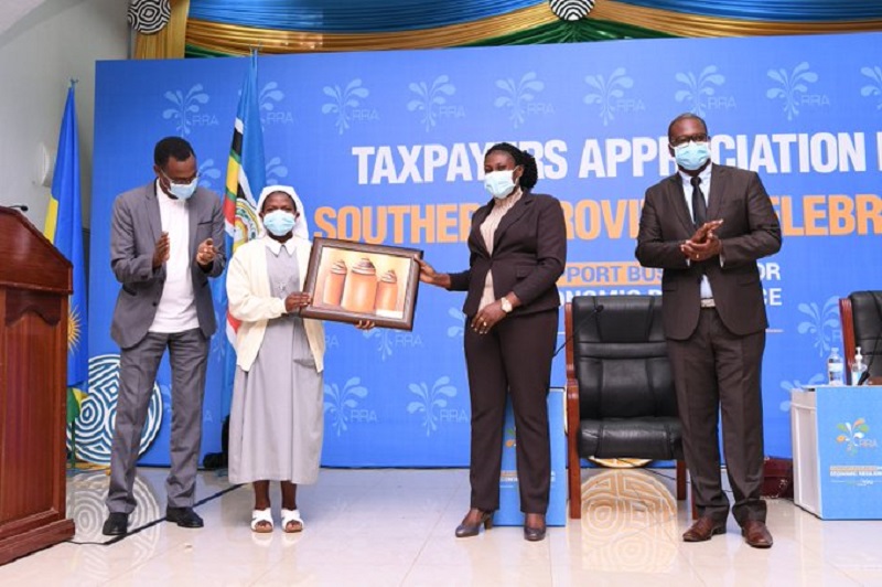 Guverineri Kayitesi atanga ibihembo