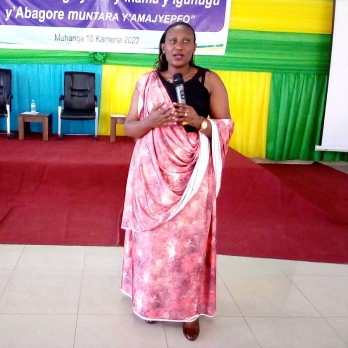 Guverineri Kayitesi avuga ko uturere twose twakoze ariko hari ututarabigaraje mu nyandiko