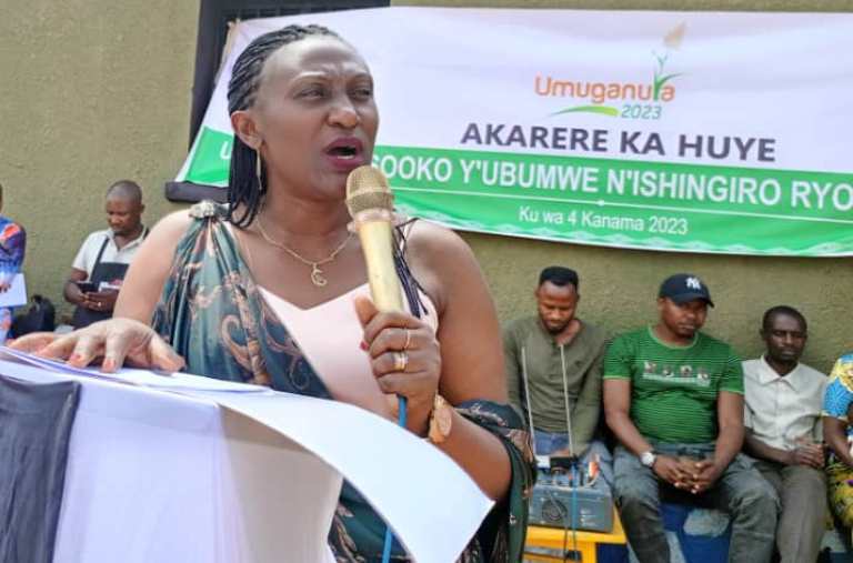 Guverineri Kayitesi yasabye ko nibura buri munsi umwana yarya igi rimwe 