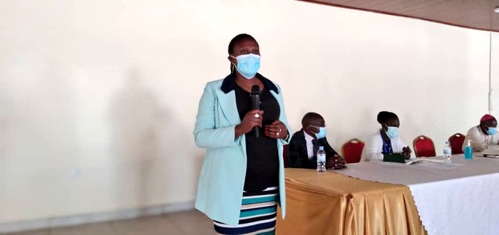 Guverineri Kayitesi avuga ko gukora ibizamini ari kimwe mu byafasha gushyira mu myanya abakozi bagengwa n'amasezerano ku bitaro bya Kabgayi