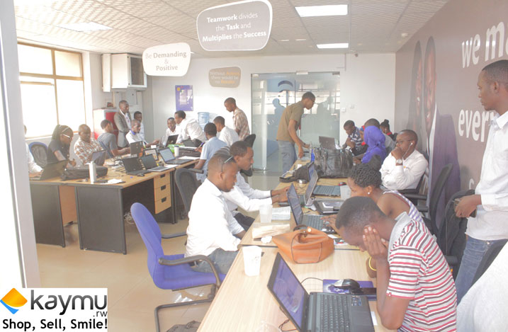 Aha abakozi ba Kaymu barareba ibyo abaguzi bashaka ko babahahira, bakanavugana n