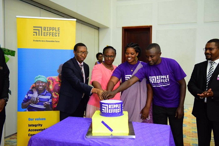 Mukandayisenga na Ntirenganya bishimira ibyagezweho bari kumwe n'Umuyobozi wa RGB hamwe n'uwa Ripple Effect