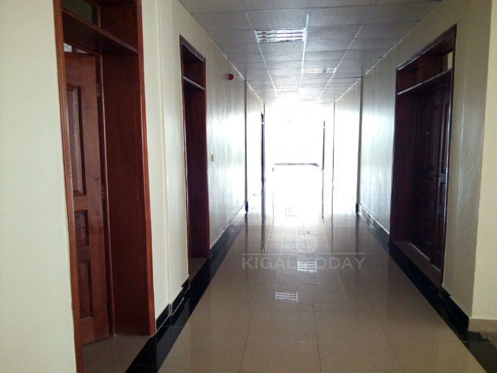 Imbere mu nyubako y'ibiro bishya by'Akarere ka Kayonza 