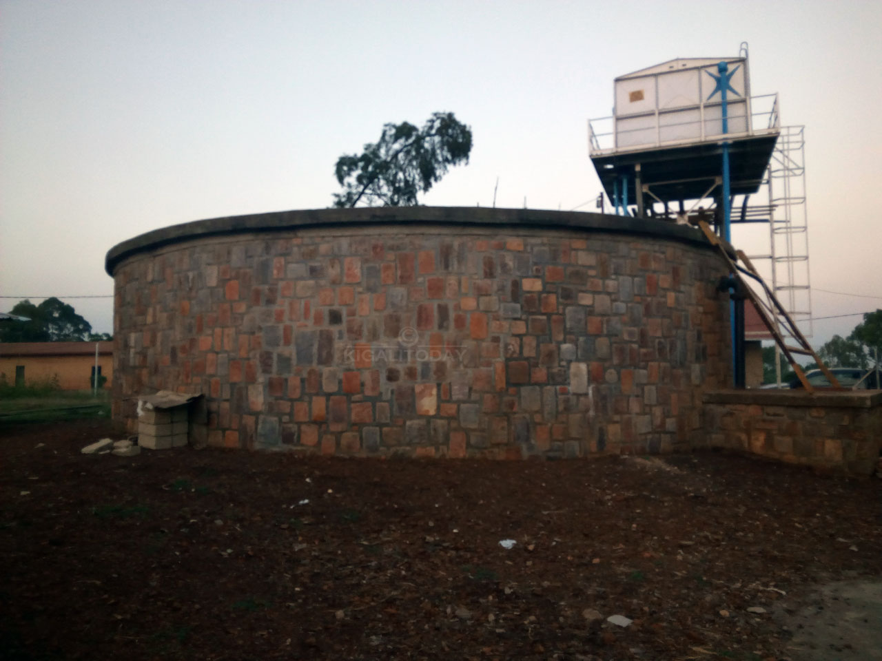 Iki kigega nicyo kibika amazi abaturage bo muri Mukarange bavoma 