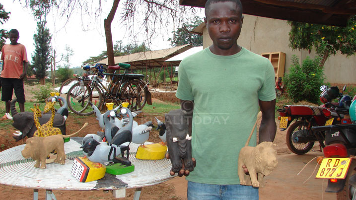 Mukeshimana Venuste w'i Kayonza abaza amashusho y'inyamaswa zitandukanye zirimo inzovu n'intare n'izindi 