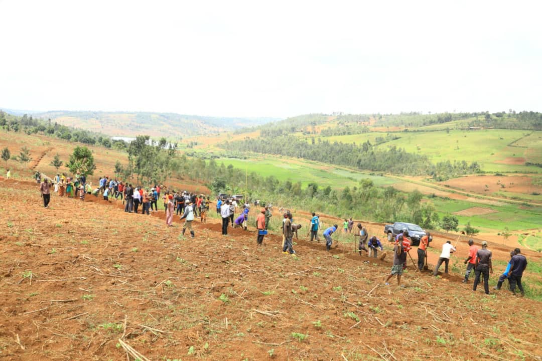 I Kayonza abajyanama bifatanyije n'abaturage mu bikorwa by'umuganda