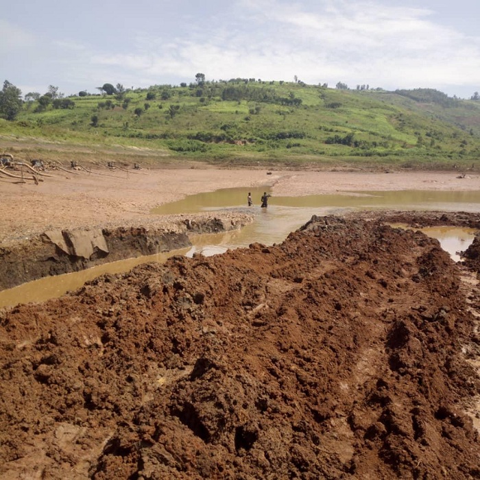 Habanje ibikorwa byo kuvana amazi muri iki cyuzi (Ifoto: RBA)