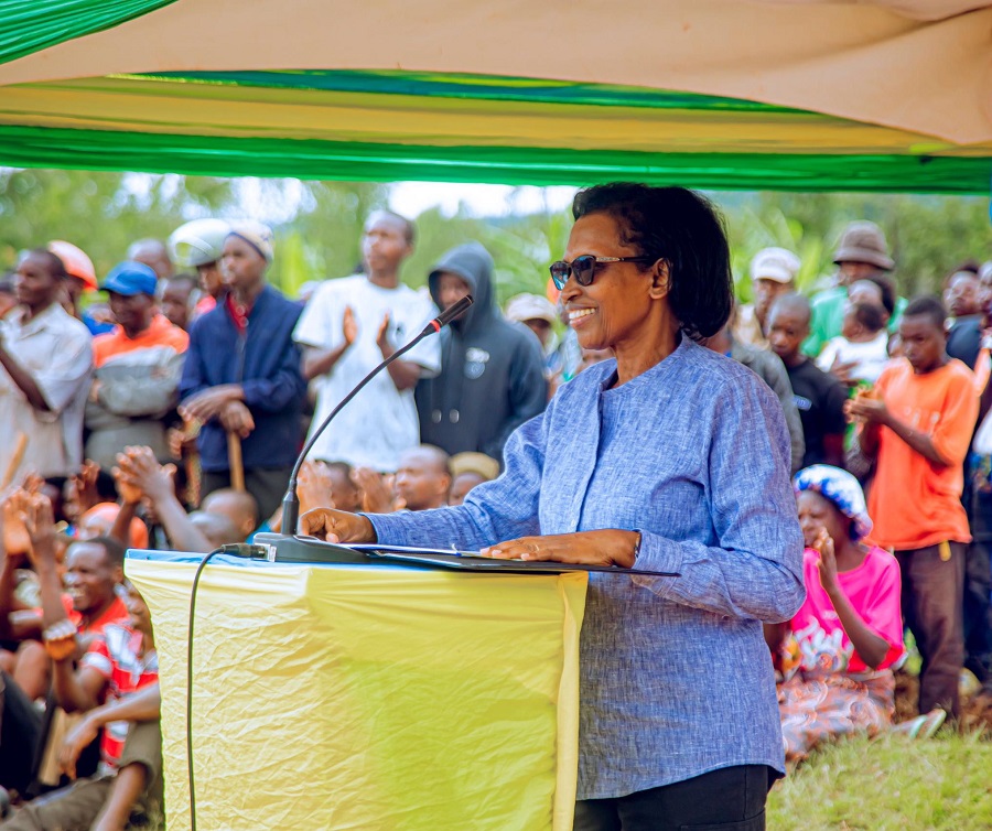 Hon. Kazarwa aganira n'abaturage