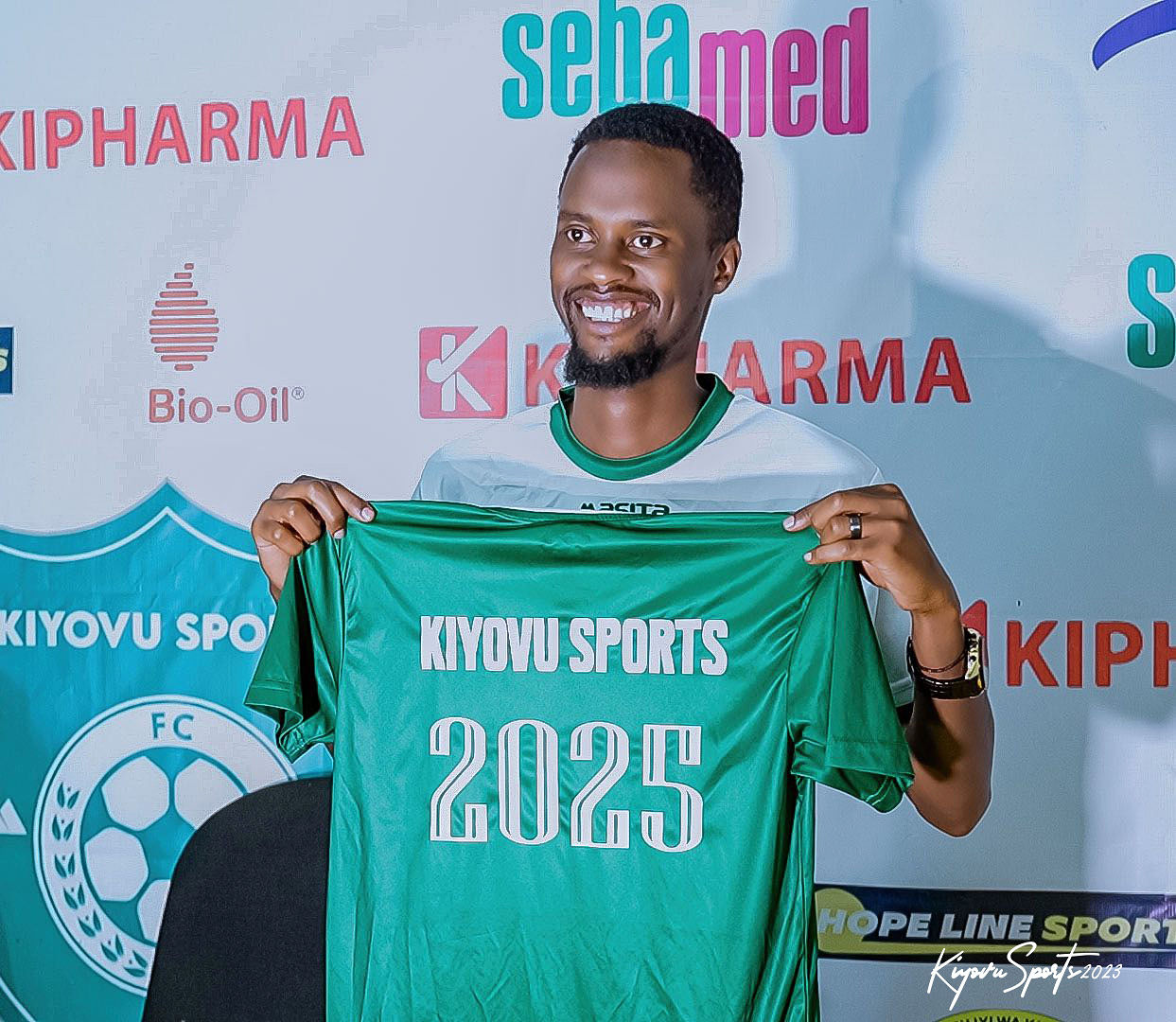 Kazindu Bahati Guy yavuze ko yishimiye gusinyira Kiyovu Sports imaze imyaka ibiri irwanira igikombe