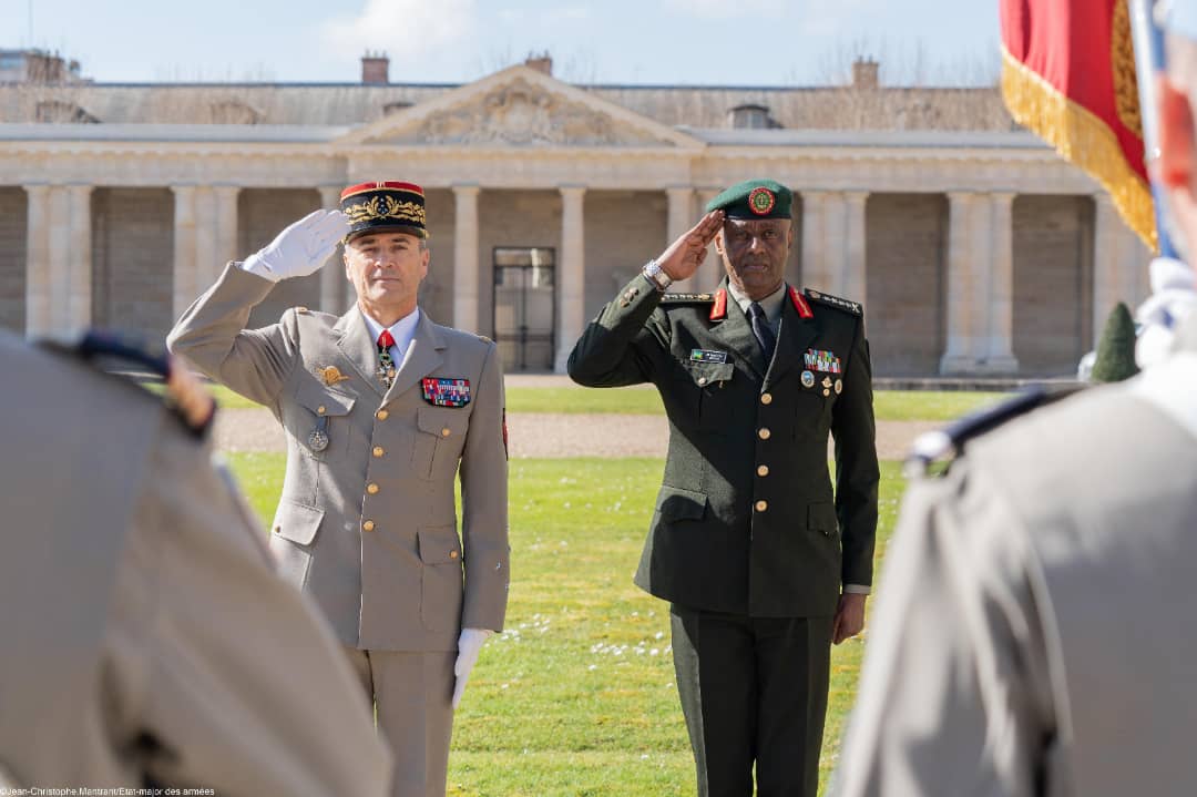 General Kazura aherutse kugirira uruzinduko mu Bufaransa yakirwa na mugenzi we w'icyo gihugu 