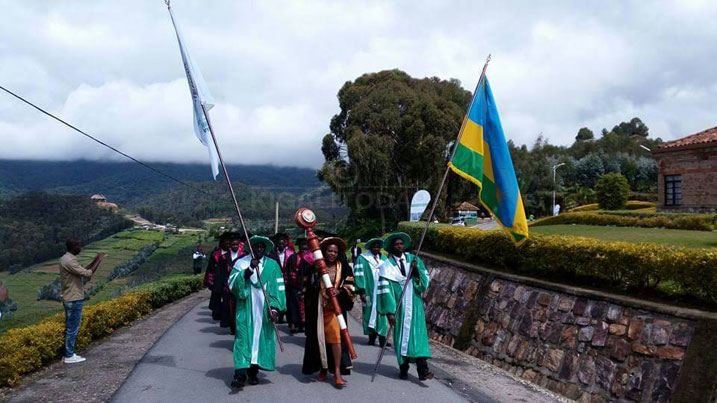 Abayobozi bajya gutangiza umuhango wo gutanga impamyabushobozi muri KCCEM