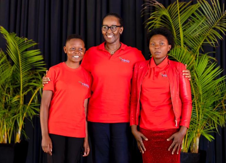 Kelie Umutoniwase n'umubyeyi we Julienne Mukayiranga bishimye gushimirwa na Madamu Jeannette Kagame