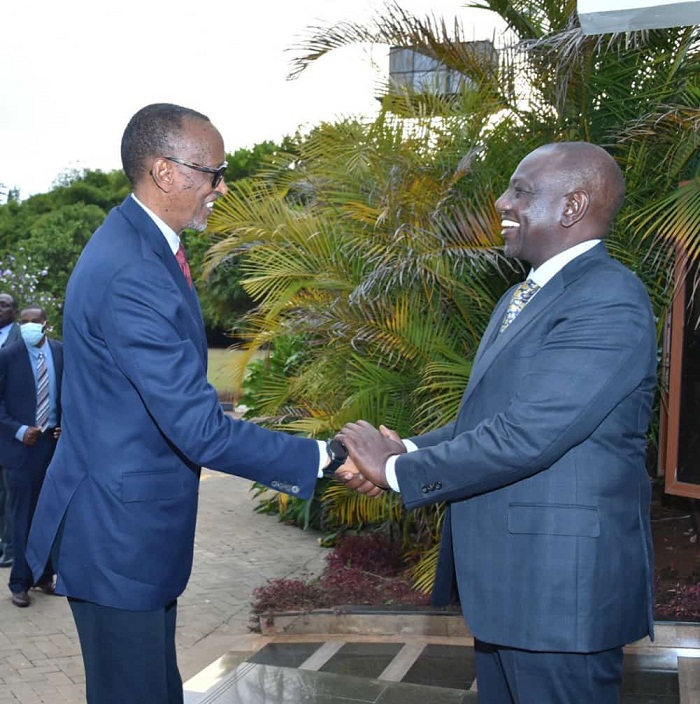 Perezida Kagame akigera muri Kenya yakiriwe na William Ruto