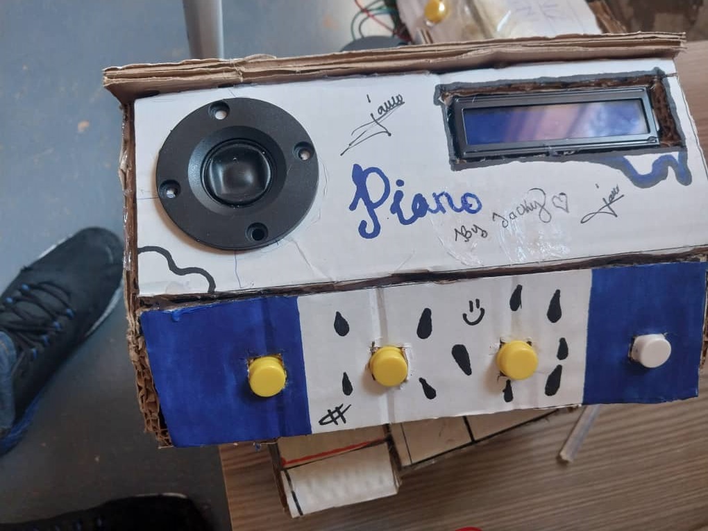 Bakoze na Piano yifashishwa mu gucuranga umuziki