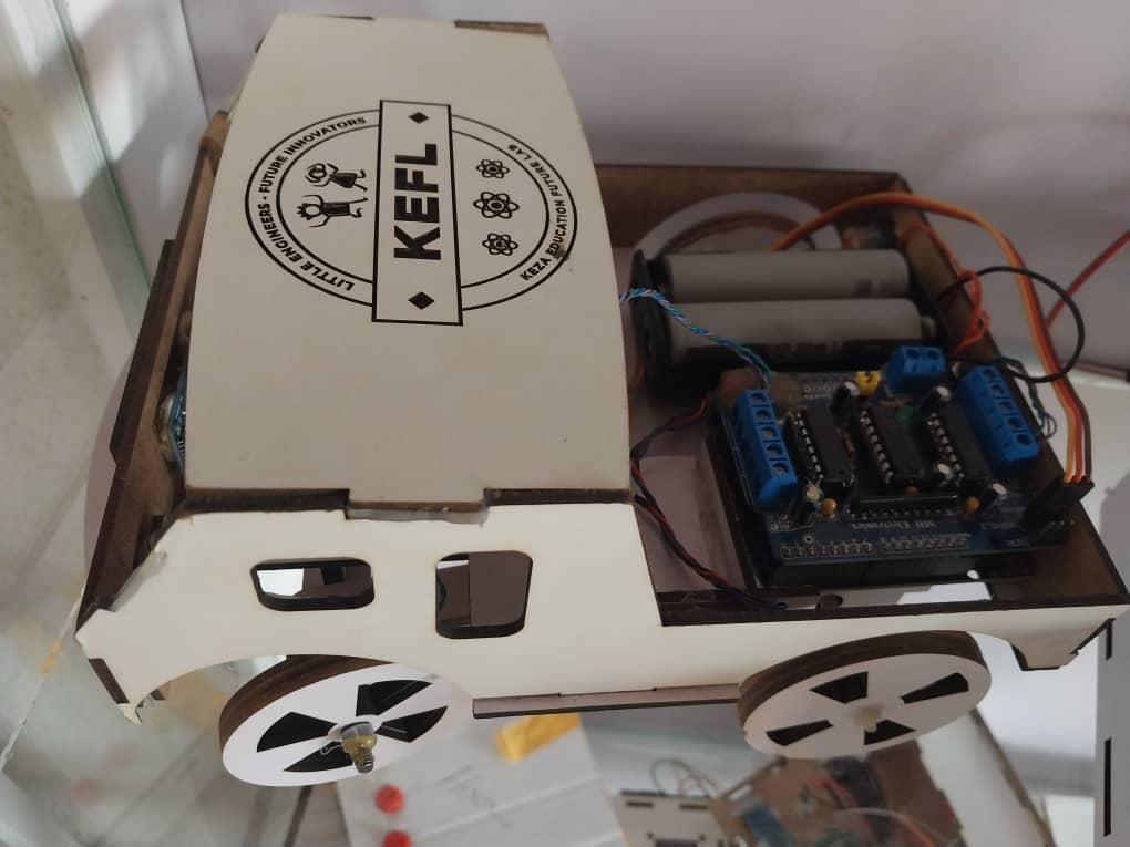 Bakoze imodoka bayishyiramo ikoranabuhanga rituma ihagarara mu gihe igiye kugonga ikintu runaka