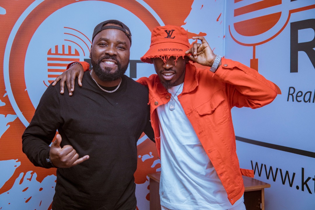 Umuraperi Khalfan Govinda n'umunyamakuru MC Tino