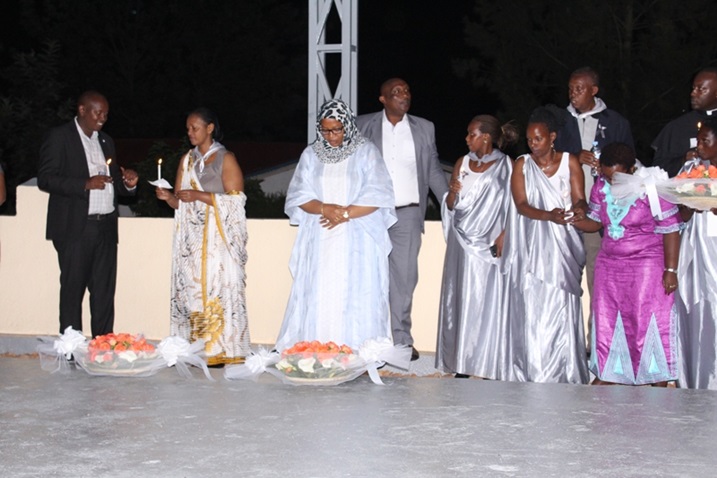 Abayobozi mu nteko bashyira indabo ku mva.