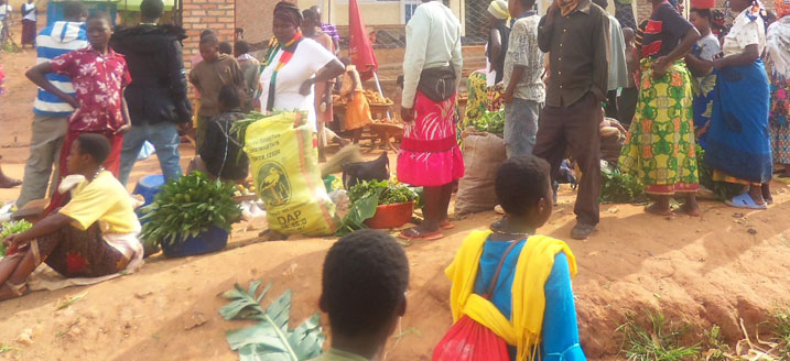 Kibangu barasaba kubakirwa isoko kuko ngo gukorera ahantu hadatwikiriye bituma bahomba.