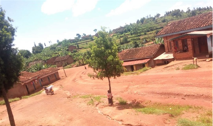 Aha ni mu gasantere ka Kibangu, mu Karere ka Nyaruguru muri ibi bihe byo kuguma mu rugo kubera Covid-19