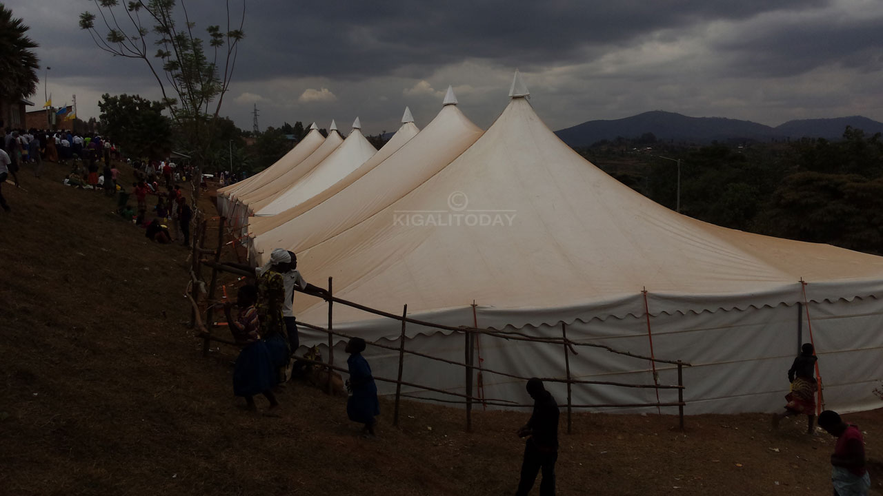 Abakirisitu bafite ubushobozi buke bashyiriweho amahema yo kuraramo 