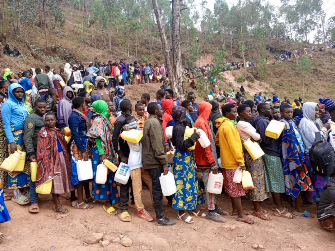 Ku isoko ya Bikira Mariya hari imirongo miremire, kuhabona amazi ntibyari byoroshye