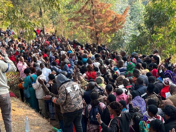 Barimo gusengera ku musozi mutagatifu