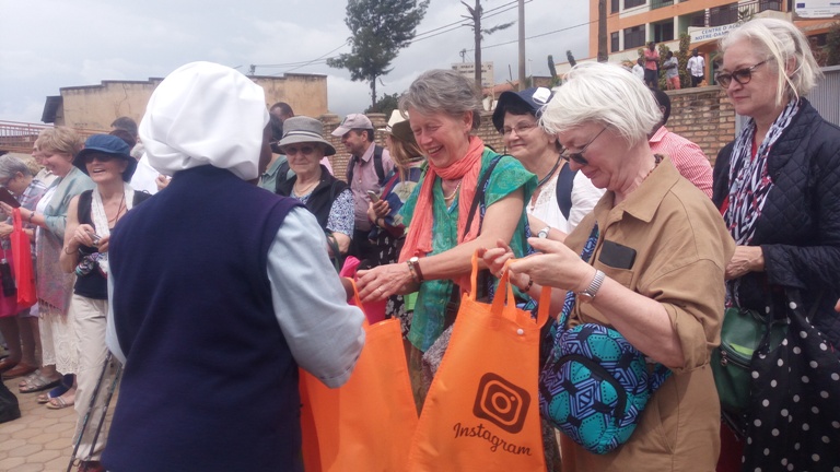 Abadage baje mu rugendo nyobokamana bose bahawe impano zirimo indabo n'amashapule