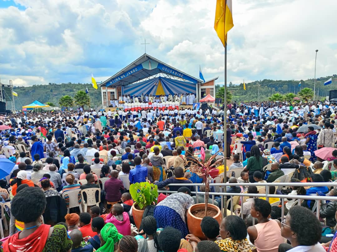 I Kibeho haba hateraniye abantu benshi ku buryo hari abarara mu kibuga kubera kubura amacumbi