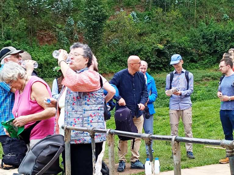 Ku isoko ya Bikira Mriya amazi ya mbere bavomye bahise bayanywa