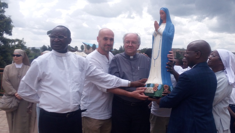 Mu mpano bahawe harimo ishusho ya Bikira Mariya Nyina wa Jambo