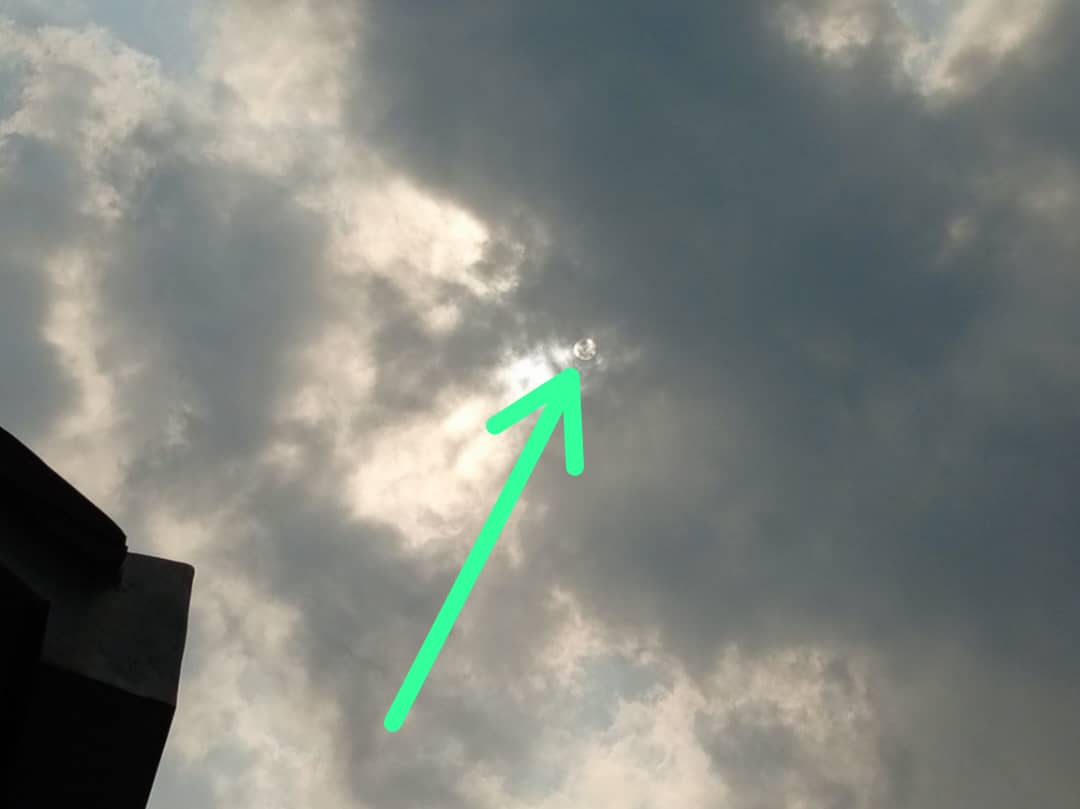 Nk'uko bisanzwe, mu gihe cyo gushimira bamwe batangariye ibyo bafata nk'igitangaza babonera mu zuba. Kuri uyu munsi aha i Kibeho hari ababonye izuba ryaka nk'ukwezi, riri mu ishusho ya Ukarisitiya