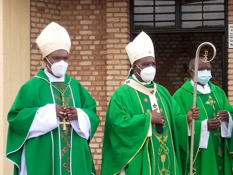 Karidinali Antoine Kambanda hagati, hamwe na Musenyeri Anaclet Mwumvaneza iburyo bwe, ndetse na Padiri mukuru w'i Kibeho ibumoso bwe