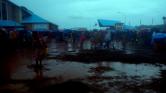 Iyo imvura iguye ibiziba bireka mu kibuga ku buryo kubona aho abantu baryama cyangwa bicara bitaba byoroshye