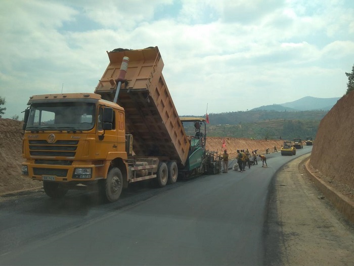 Gushyira kaburimbo mu muhanda Huye-Kibeho biri hafi kurangira
