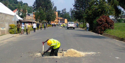 Mu mujyi wa Kibuye batangiye no gushyiramo amatara yo ku muhanda. 