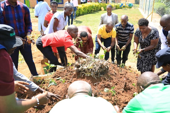 Mu kwitegura kwizihiza Umunsi w'Intwari bagiye bubaka uturima tw'imboga