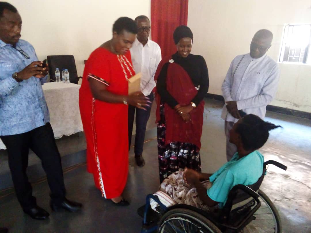 Bashyikirije umuturage utishoboye inkunga yo kumufasha kwiteza imbere