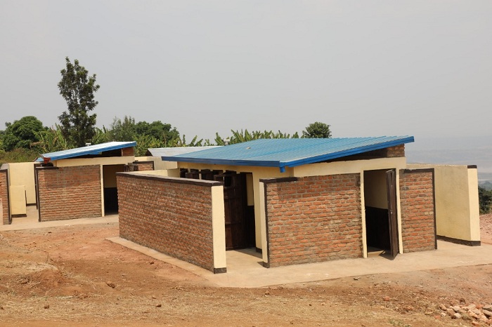 Ibi byumba by'amashuri byubakiwe n'ubwiherero