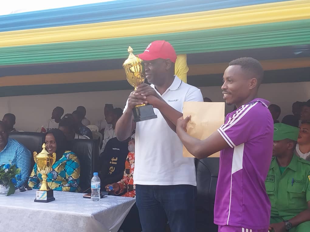 Umukinnyi wa SUPA yashyikirije igikombe begukanye umuyobozi w