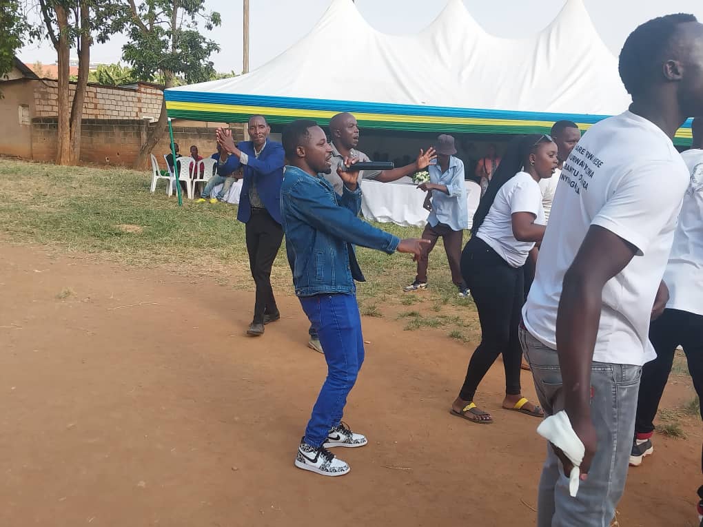 Umuhanzi Intore Tuyisenge yasusurukije abitabiriye ubukangurambaga ku matora mu Murenge wa Kicukiro