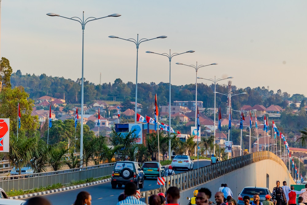 Mu muhanda munini uva Sonatubes werekeza i Gahanga hagaragara umurongo munini w'ibinyabiziga n'abantu berekeza mu gikorwa cyo kwamamaza Paul Kagame