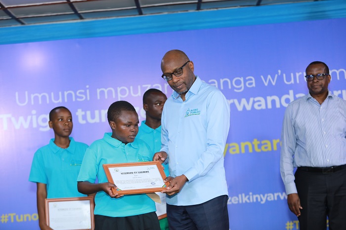 Intebe y'Inteko Prof. Robert Masozera ahemba abanyeshuri bahize abandi mu kunoza ururimi rw'Ikinyarwanda babinyujije mu mivugo