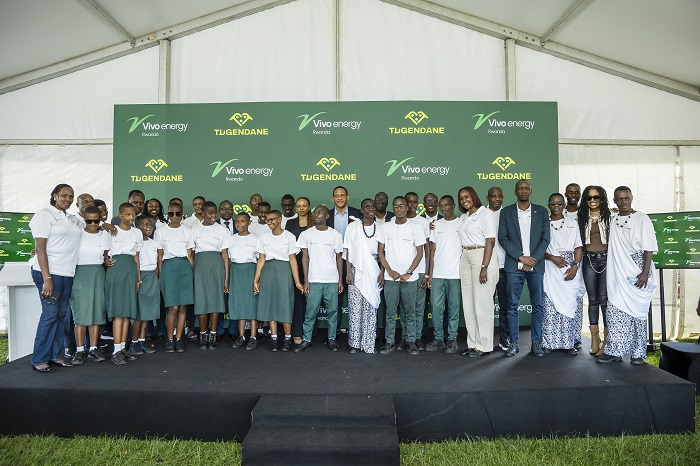 Abanyeshuri bafite ubumuga bwo kutabona bishimiye inkunga batewe na Vivo Energy