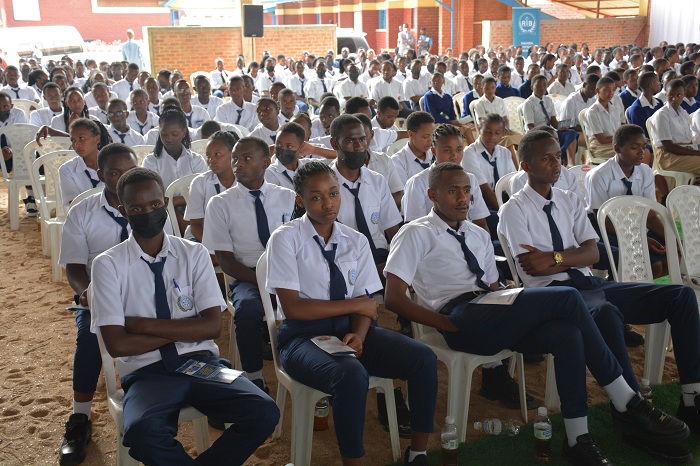 Abanyeshuri bateze amatwi inyigisho n